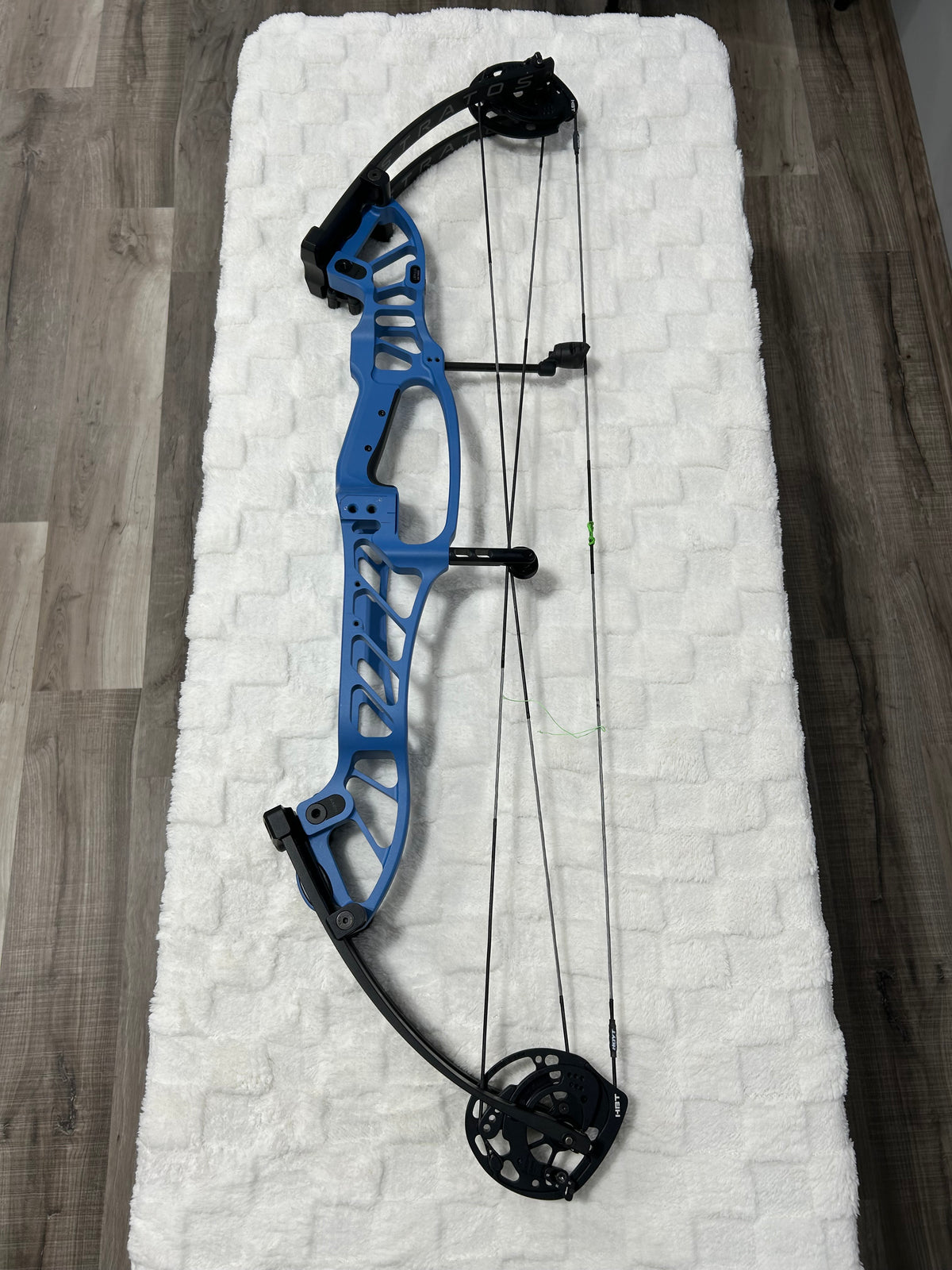 Hoyt Stratos Blue Riser RH 65# Max 28.5&quot;-31&quot; DL (USED – Like New)