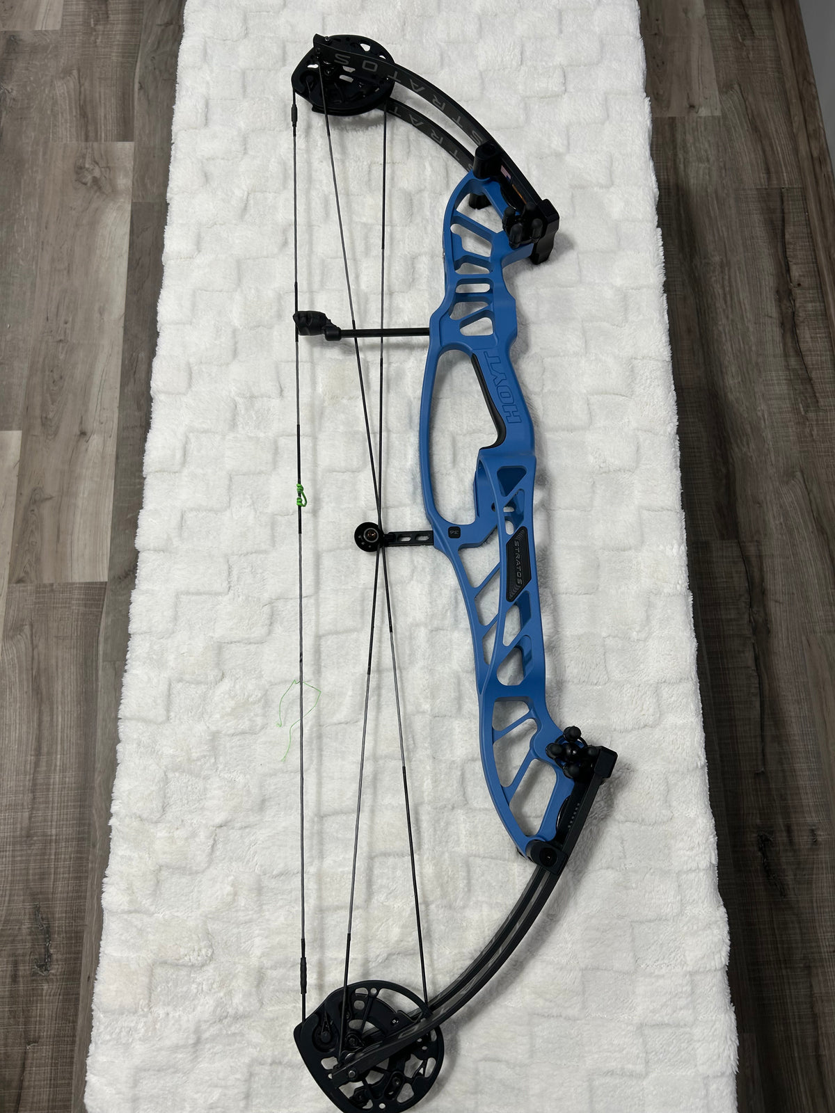 Hoyt Stratos Blue Riser RH 65# Max 28.5&quot;-31&quot; DL (USED – Like New)