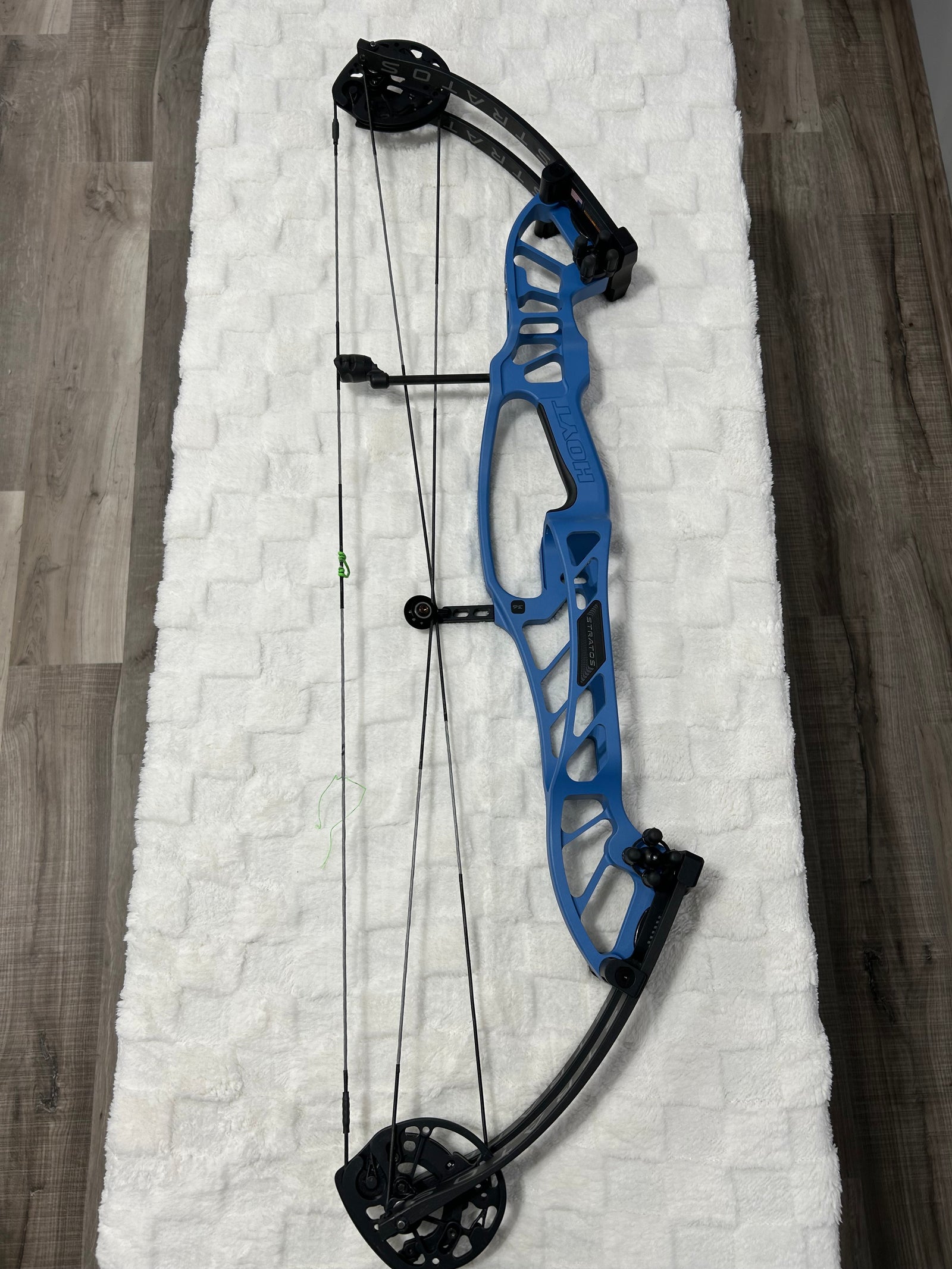 Hoyt Stratos Blue Riser RH 65# Max 28.5"-31" DL (USED – Like New)