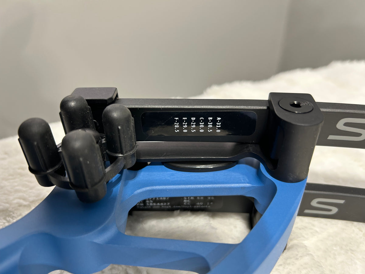 Hoyt Stratos Blue Riser RH 65# Max 28.5&quot;-31&quot; DL (USED – Like New)